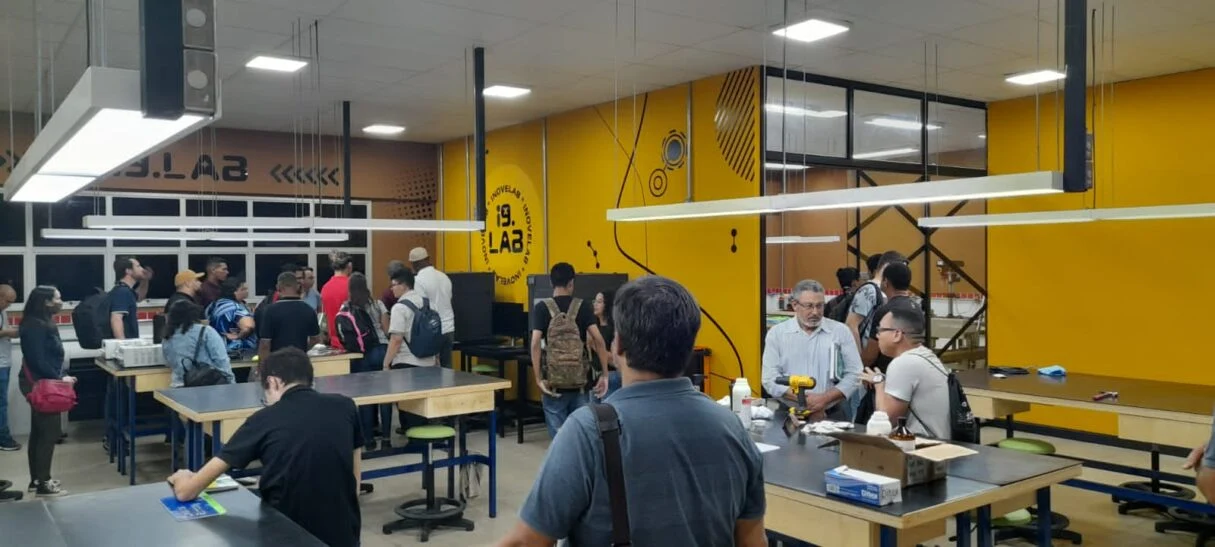 Alunos e professores em atividade no Inove Lab, estrutura voltada para pesquisa, desenvolvimento e prestação serviços à comunidade (Fotos: Secti-GO)