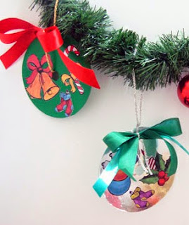 http://www.portaldeartesanato.com.br/materias/2370/enfeite+de+natal+com+papel+con-tact