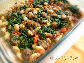 casseruola di fagioli, spinaci e salsiccia