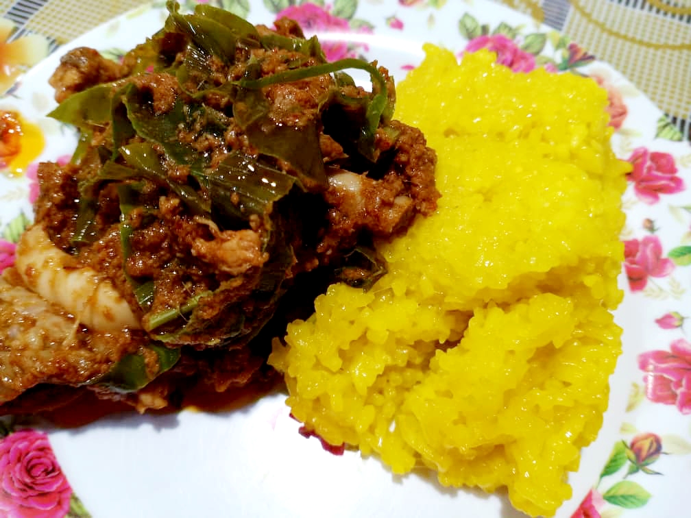 Sarapan Pulut Kuning Dengan Rendang Ayam