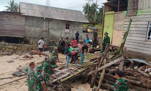 Danramil 01/Ranai Ikut Gotong Royong Bersihkan Puing Rumah yang Roboh Akibat Banjir Rob