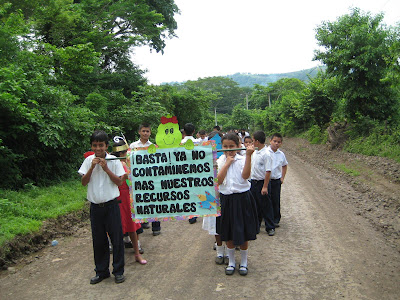 En el Día de la Tierra, en uno de los municipios más pobres de El Salvador, los niños piden, "basta, ya no contaminemos más"