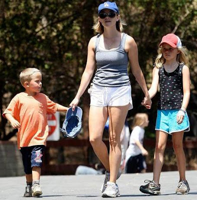 reese witherspoon kids. reese witherspoon kids 2009.