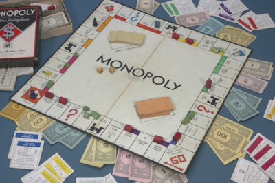 Monopoli, ya salah satu permainan ditahun 90an yang dimainkan maksimal pemain hanya 4 orang saja