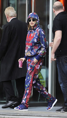 http://www.dailymail.co.uk/tvshowbiz/article-2834703/New-singing-coach-heads-film-Voice-UK-Manchester-wearing-quirky-flower-print-Adidas-tracksuit-matching-trainers.html