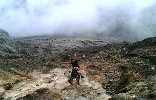 Jalur tebing karang menuju puncak Merapi