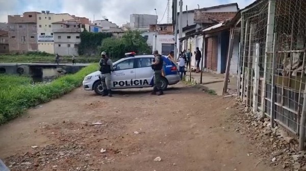 CORPO DE HOMEM É ENCONTRADO COM MARCAS DE TIROS ÀS MARGENS DO RIO IPOJUCA, EM CARUARU