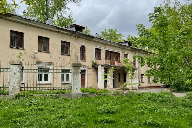Денисовский переулок, дворы, бывшее здание женской консультации (построено в 1940 году)