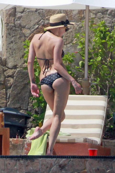 Ashlee Simpson’s Bikini Fun !