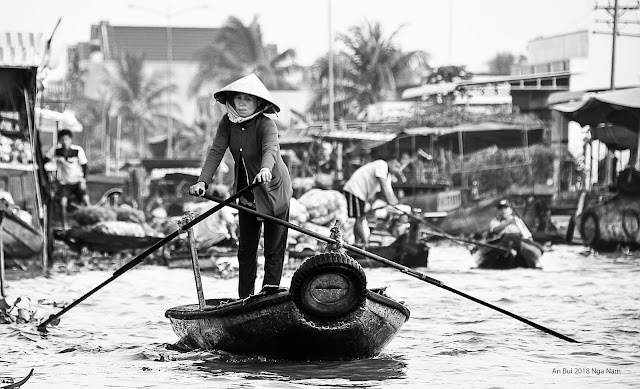 Selling boat in Nga Nam floating market