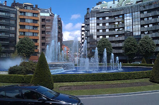 La fuente de la Gabinona teñida de azul apoyando al Real Oviedo