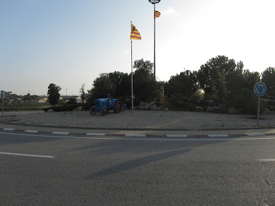 La Bisbal del Penedès a Montserrat; rotonda del tractor blau a la carretera C-54