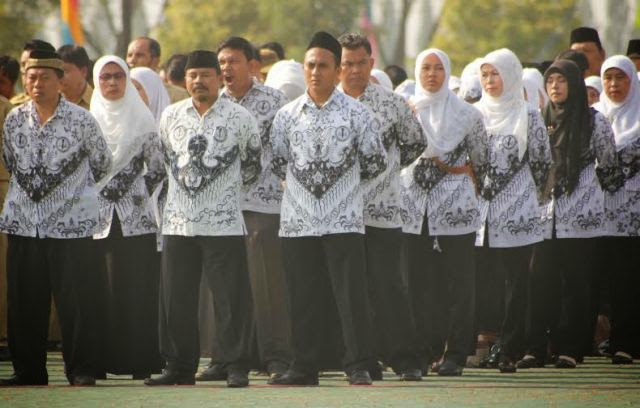 Hasil gambar untuk guru guru indonesia bersedih