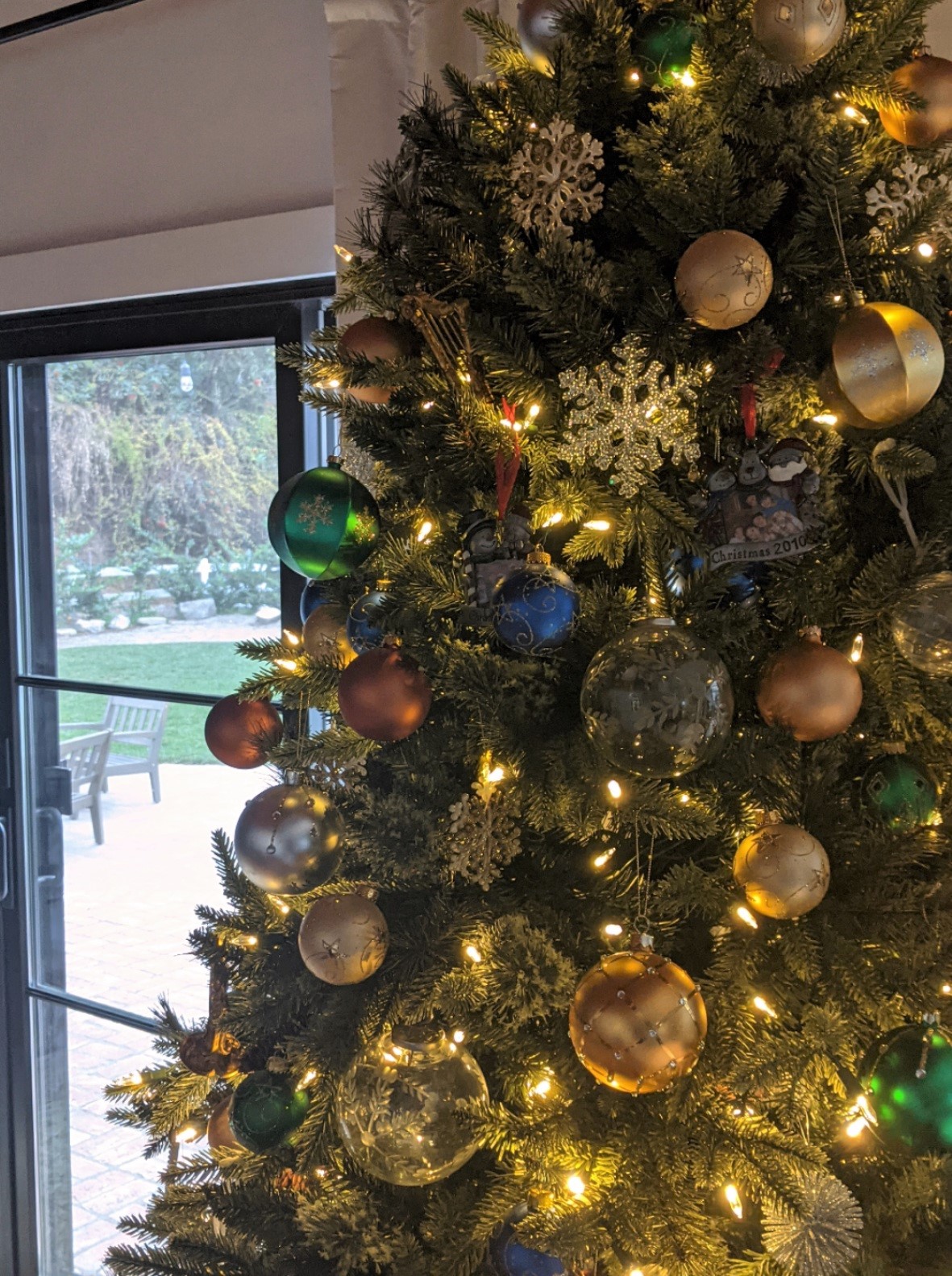 ornaments holiday tree decorating