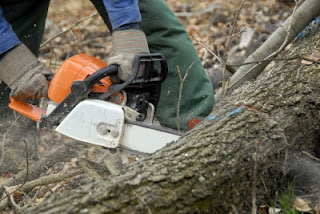 A man using a chainsaw in en emergency