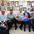  Bolsonaro ignora mortes por covid e posa para foto com placa “CPF cancelado”