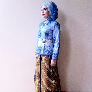 Contoh Kebaya Wisuda Wanita Berjilbab