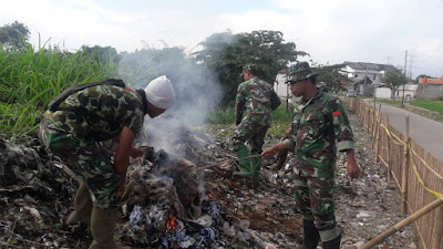 Satgas Subsektor 21-07 Cisangkuy Bersama Warga Bersihkan Tumpukan Sampah Di Bantaran Sungai