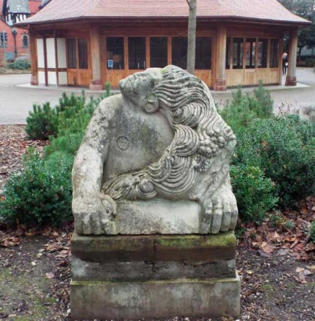 Каменная статуя Имира в Сент-Джонсе, Честер, Великобритания