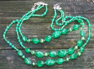 1960s vintage beaded necklace in green