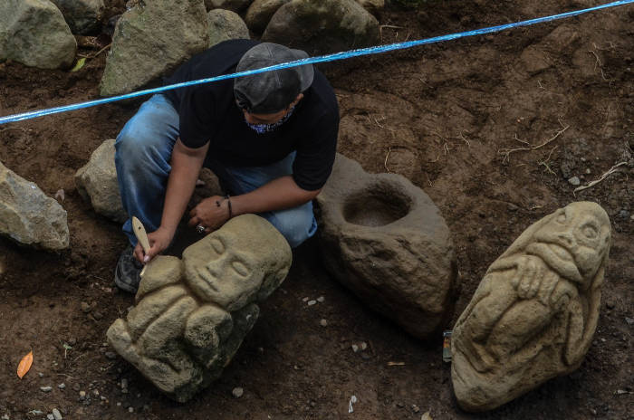 Misteri Penemuan Batu-batu Kuno Berbentuk Aneh di Tasikmalaya, naviri.org, Naviri Magazine, naviri