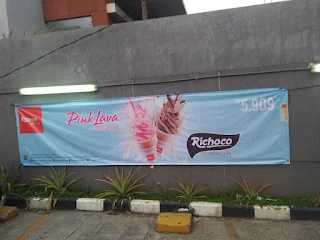 Pasang-Spanduk-Semarang-Richeese-Factory-S-Parman-Event-Pomo-Ice-Cream-Cone-Pink-Lava