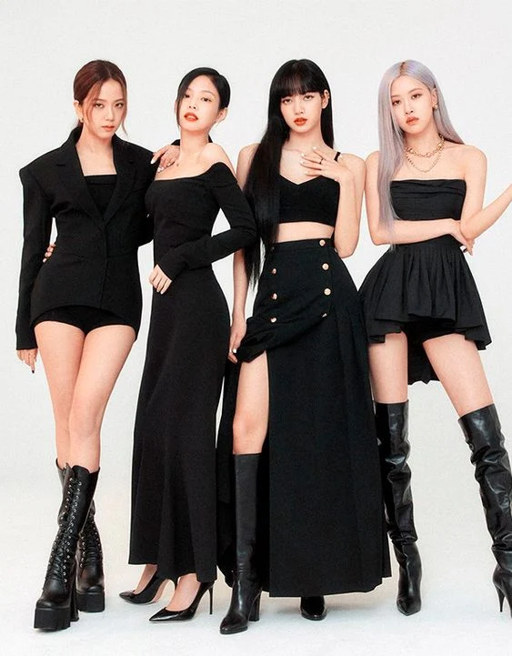 The girl group BLACKPINK has signed a renewed contract with the agency YG Entertainment to continue their 'group activities.'