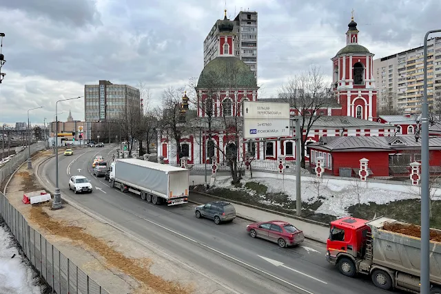 вид с Рижской эстакады, Большая Переяславская улица, храм иконы Божией Матери «Знамение» в Переяславской слободе