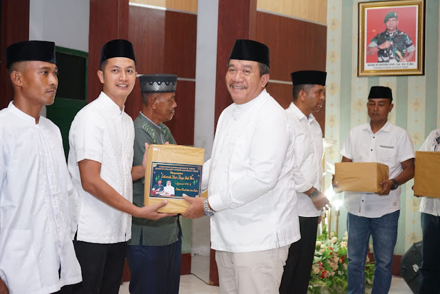 Buka Puasa Bersama, Wabup Asahan Dampingi Danrem 022/Pantai Timur Berikan Penali Kasih kepada Anak Yatim