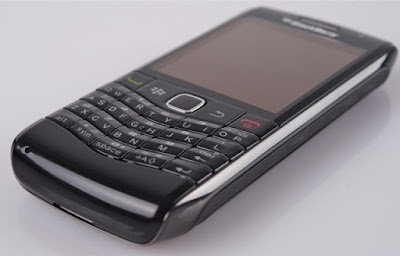 Bán blackberry 9100, blackberry 9100, giá blackberry 9100, bán blackberry 9100 giá rẻ, bán bb 9100, cần bán bb 9100 cũ, bán bb 9100 giá rẻ.  BlackBerry 9100 nghe gọi tốt, sóng khỏe, loa thoại to và ấm, pin lâu, nghe nhạc hay.  Bán điện thoại BlackBerry 9100 cũ giá rẻ tại Hà Nội, Bán blackberry 9100 nguyên bản, máy đẹp như mới Dòng Blackberry Pearl 9100 có thiết kế nhỏ gọn, bàn phím độc đáo, rất phù hợp để dùng như chiếc máy thứ 2. Blackberry 9100 là một chiếc điện thoại có loa ngoài nghe nhạc rất hay, hay hơn cả những chiếc điện thoại có giá trên chục triệu đồng, loa có chất âm ấm, to và rõ thật khó kiếm như bb 9100. Blackberry 9100 thì vô địch về khoản nghe gọi với thời lượng pin lâu, loa nghe rất ấm,, loa míc của blackberry thì bạn có thể nghe gọi vô tư khi đang trong phòng karaoke. Blackberry có cấu hình tương đối khá, đầy đủ các tính năng giải trí cơ bản, có wifi, 3g lên mạng nhanh, camera 3.2, khe cắm thẻ nhớ, nghe nhạc hay, loa ngoài to