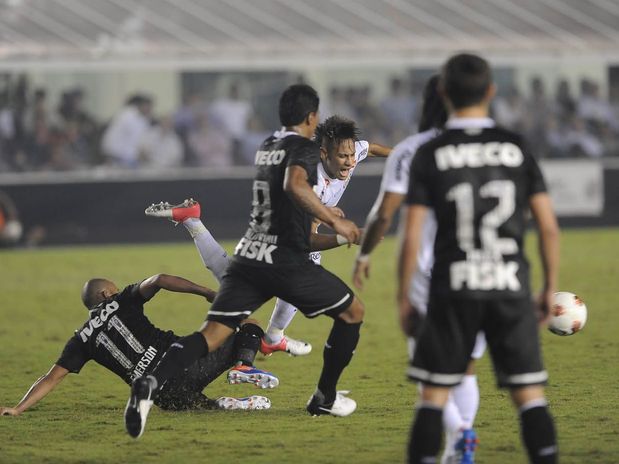 Confronto entre Neymar e Emerson pela Semi-final da Libertadores