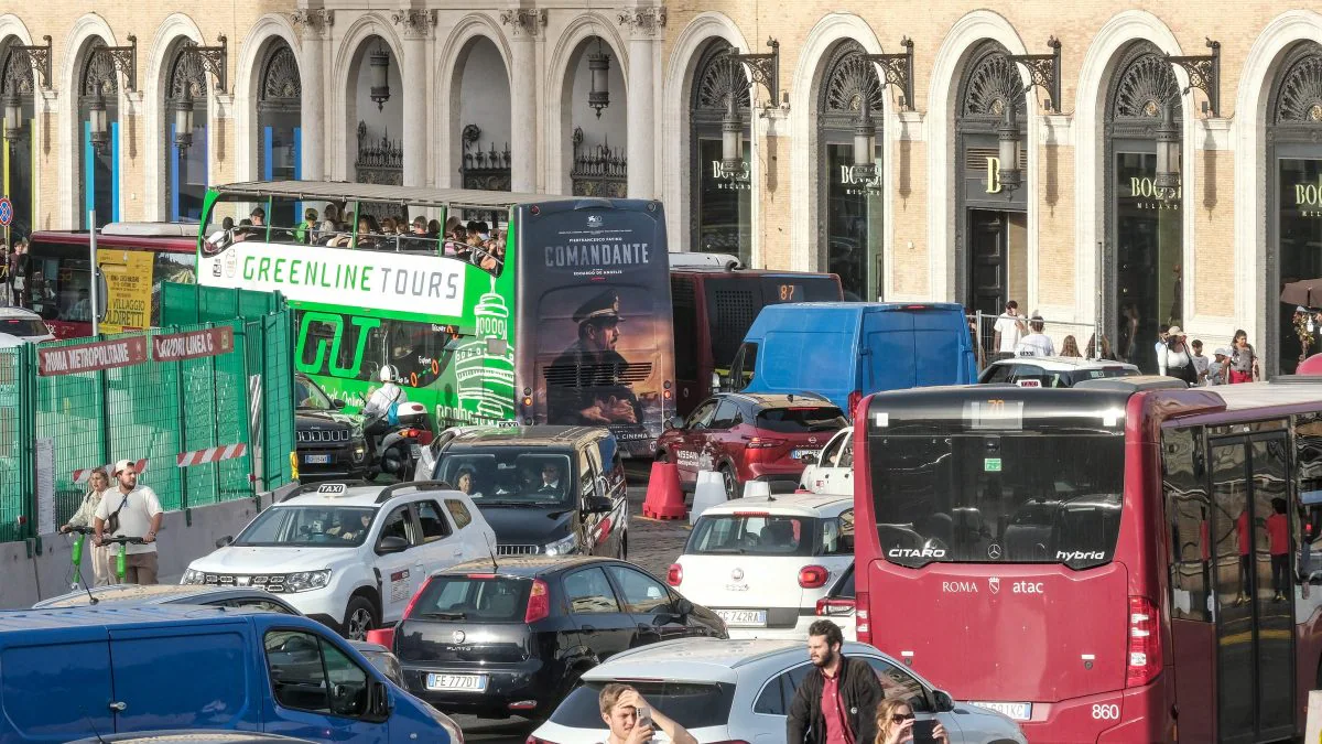 Traffico: a Roma nel 2023 perse 107 ore negli ingorghi stradali