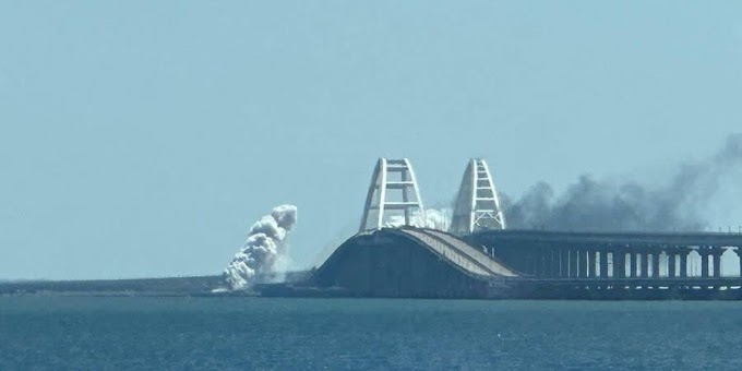 Ponte da Crimeia fechada após explosões, envolta em densa fumaça branca
