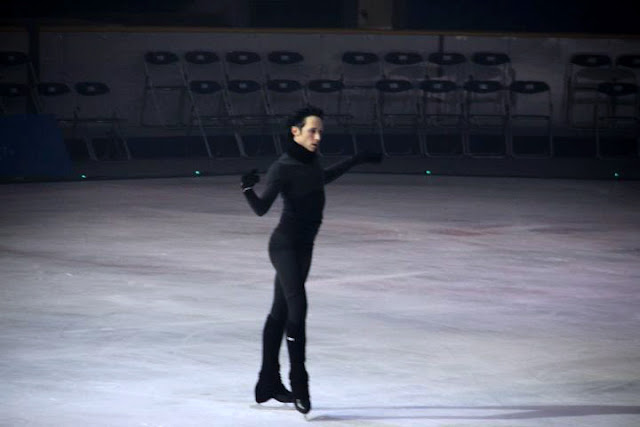 Johnny Weir. Photo © Machiko Oka @ Official Johnny Weir Blog.