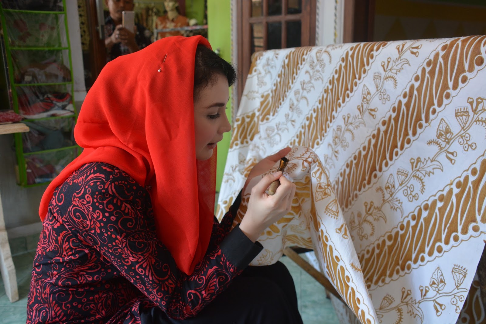 Batik Arumi Batik Khas Trenggalek Dengan Pewarnaan Keemasan