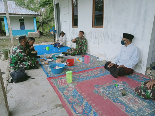 Indahnya Kebersamaan Saat Isoma Satgas TMMD Ke-111 Kodim 1207/Pontianak di Dusun Maju Jaya