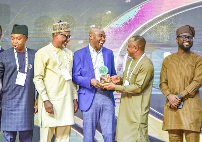 Andy Odeh, NLNG GM, External Relations & Sustainable Development; Engr. Simbi Wabote, NCDMB Executive Secretary; Philip Mshelbila, NLNG MD; Ambassador Gabriel Aduda, Permanent Secretary, Federal Ministery of Petroleum Resources; and Yemi Adeyemi, NLNG Ag. Manager, Corporate Communication & Public Affairs during the Local Content Company of the Year 2022 and the Gas Infrastructure Project of the Year 2022 awards to NLNG at the ongoing 2023 Nigeria International Energy Summit (NIES) at the State House, Abuja.