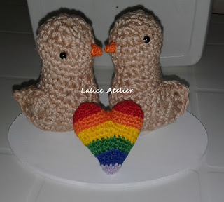 topo bolo pombinhos,topo bolo amigurumi,topo bolo casal passarinhos,LGBT, casamento LGBT, casal LGBT, topo de bolo LGBT, crochê LGBT