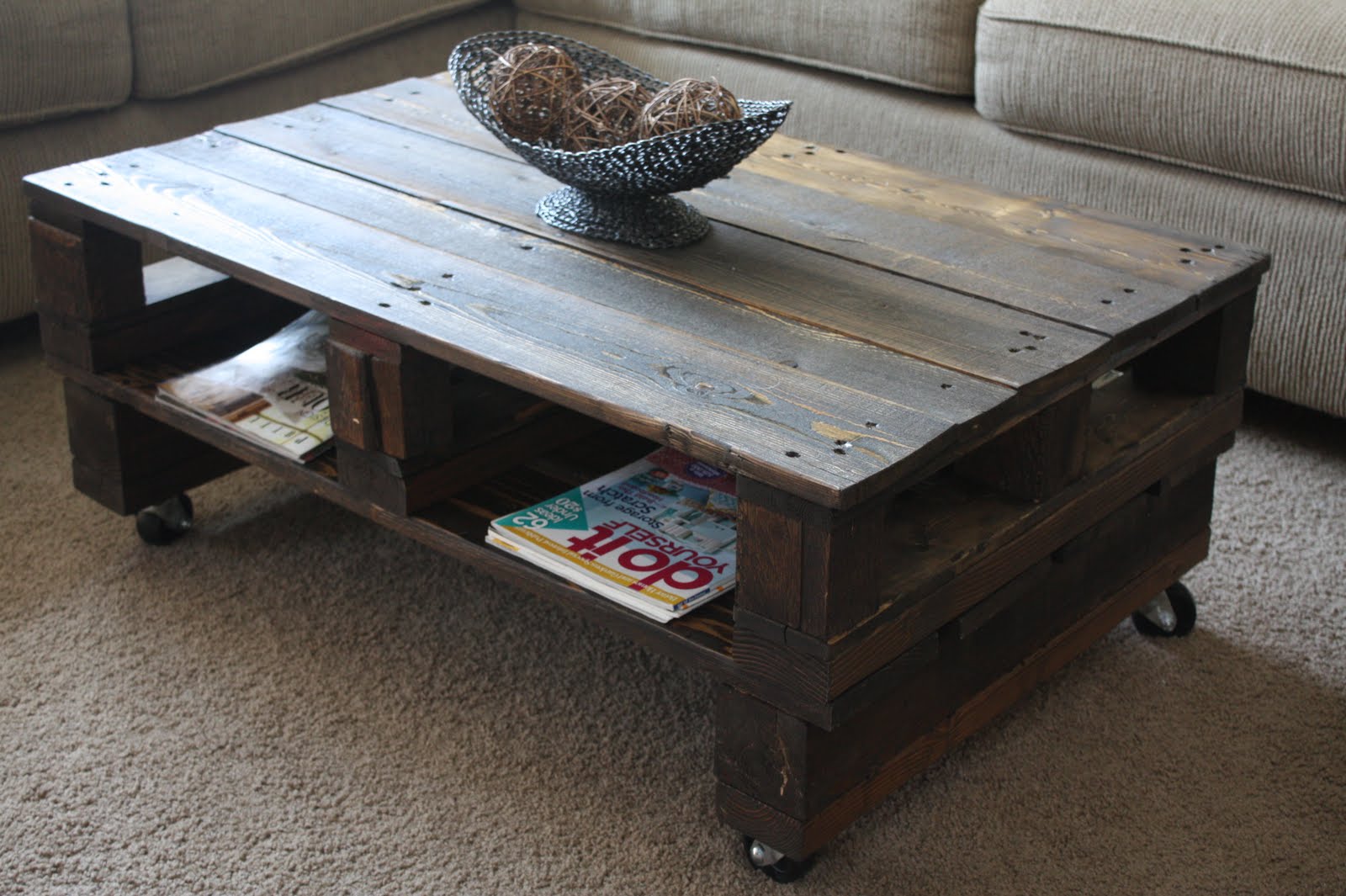 Wilsons and Pugs: Pallet Coffee Table