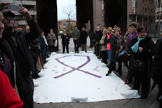 Velas y un lazo lila recuerdan a las mujeres víctimas de la violencia machista