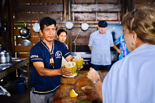 El anfitrión de Santa Rita, el pueblo del chocolate, sonriendo mientras ofrece a los turistas delicioso cacao.