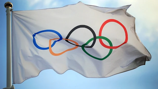 Bandeira do movimento olímpico tremulando