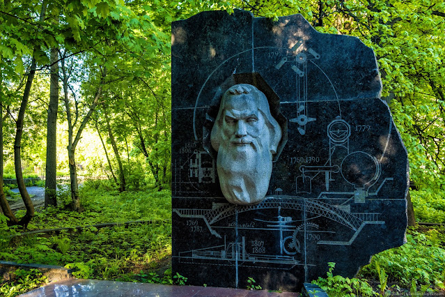 Памятник Кулибину с годами изобретений