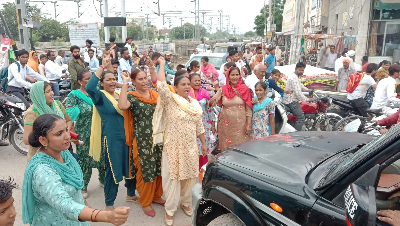 ਐਸ ਐਚ ਓ ਨੇ ਲਿਆ ਪੰਗਾ : ਪ੍ਰਦਰਸ਼ਨ ਕਰਦੀਆਂ ਆਂਗਣਵਾੜੀ ਵਰਕਰਾਂ ਤੋਂ ਖੋਈ ਕੈਪਟਨ ਦੀ ਫੋਟੋ