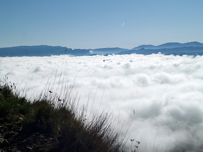 La zona de les Guilleries i els Cingles de Tavertet, i surant en el mar de boires un globus aerostàtic