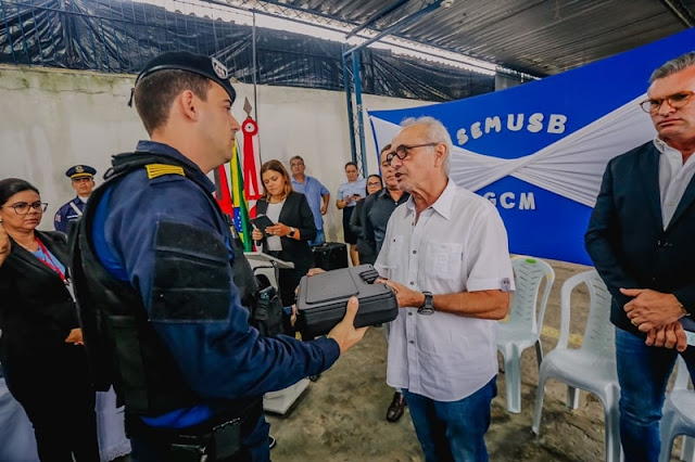 Cícero Lucena entrega equipamentos de segurança para uso da Guarda Civil Metropolitana