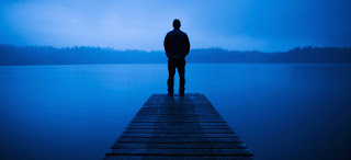 lelaki berdiri di dekat danau