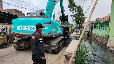 Satgas Sektor 21 Keruk Sedimentasi Sungai Kalimalang Cimahi Dengan Excavator