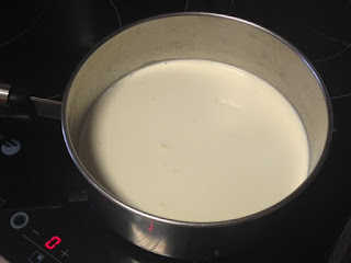 Hervir nata con leche y azúcar