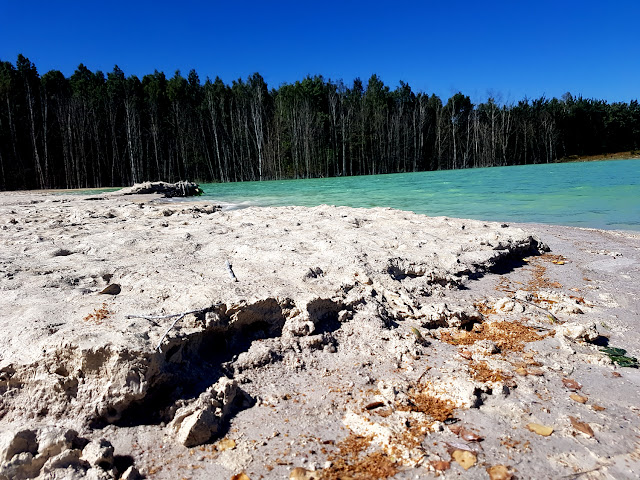 podróże z dzieckiem- atrakcje dla dzieci na Dolnym Śląsku - jezioro kaolinowe - Surmin Kaolin - Nowogrodziec - Bolesławiec - wyrobisko - kopalnia kaolinu - kopalnia surowców mineralnych 